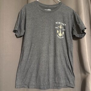 Newport Aquarium Men’s Charcoal Short Sleeve Tee with Anchor Graphic